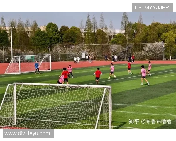 山东大学足球赛激情四溢学子们在绿茵场上挥洒汗水展现青春风采