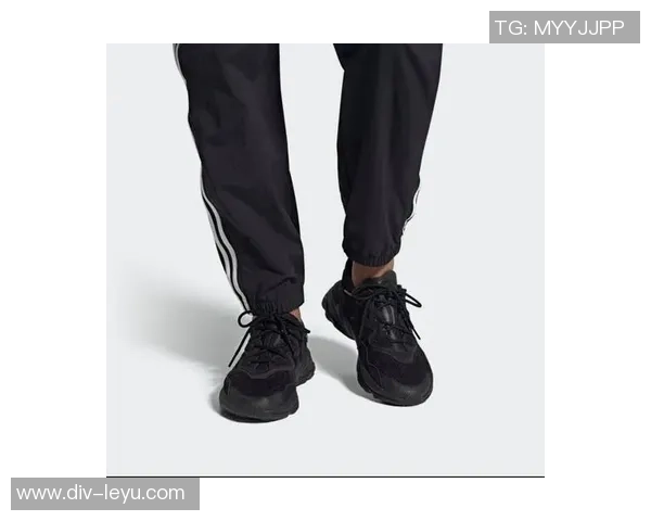 黑色足球袜帅哥展现运动魅力与时尚风范的完美结合